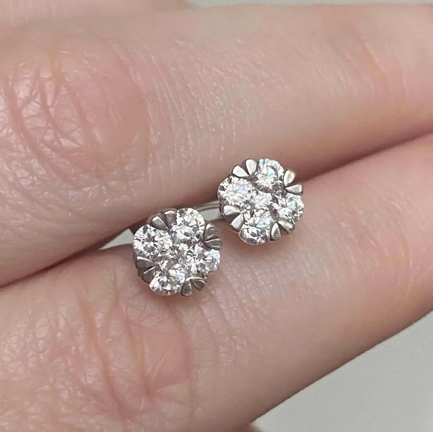 14k Gold Clover Flower Cluster Stud Earring, Small Floral Diamond (0.15ct) Stud, Dainty Stacking Earring with Screw Back for Women..