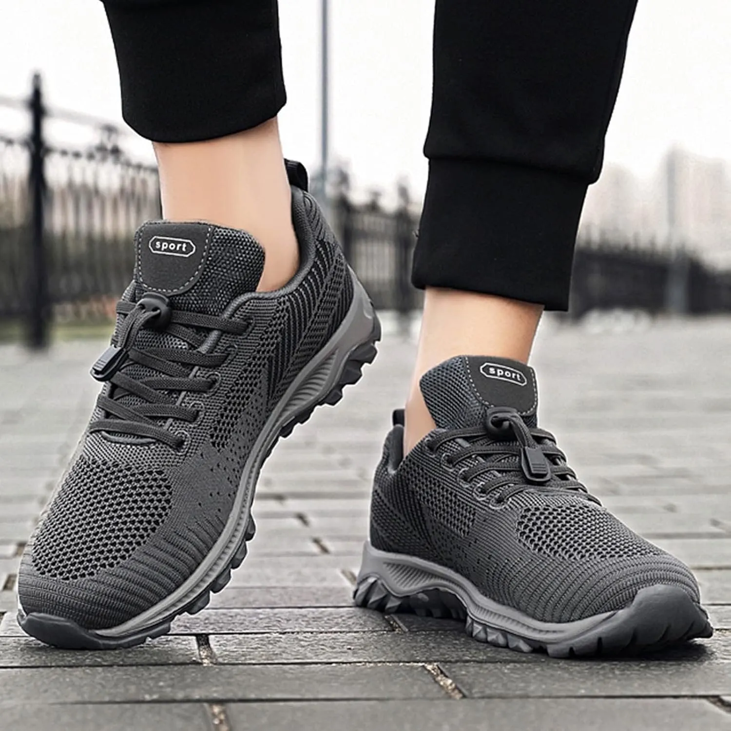 Fashion Summer and Casual Men Sports Shoes Non Slip Mesh Breathable Solid Color Comfortable Sneaker for Men